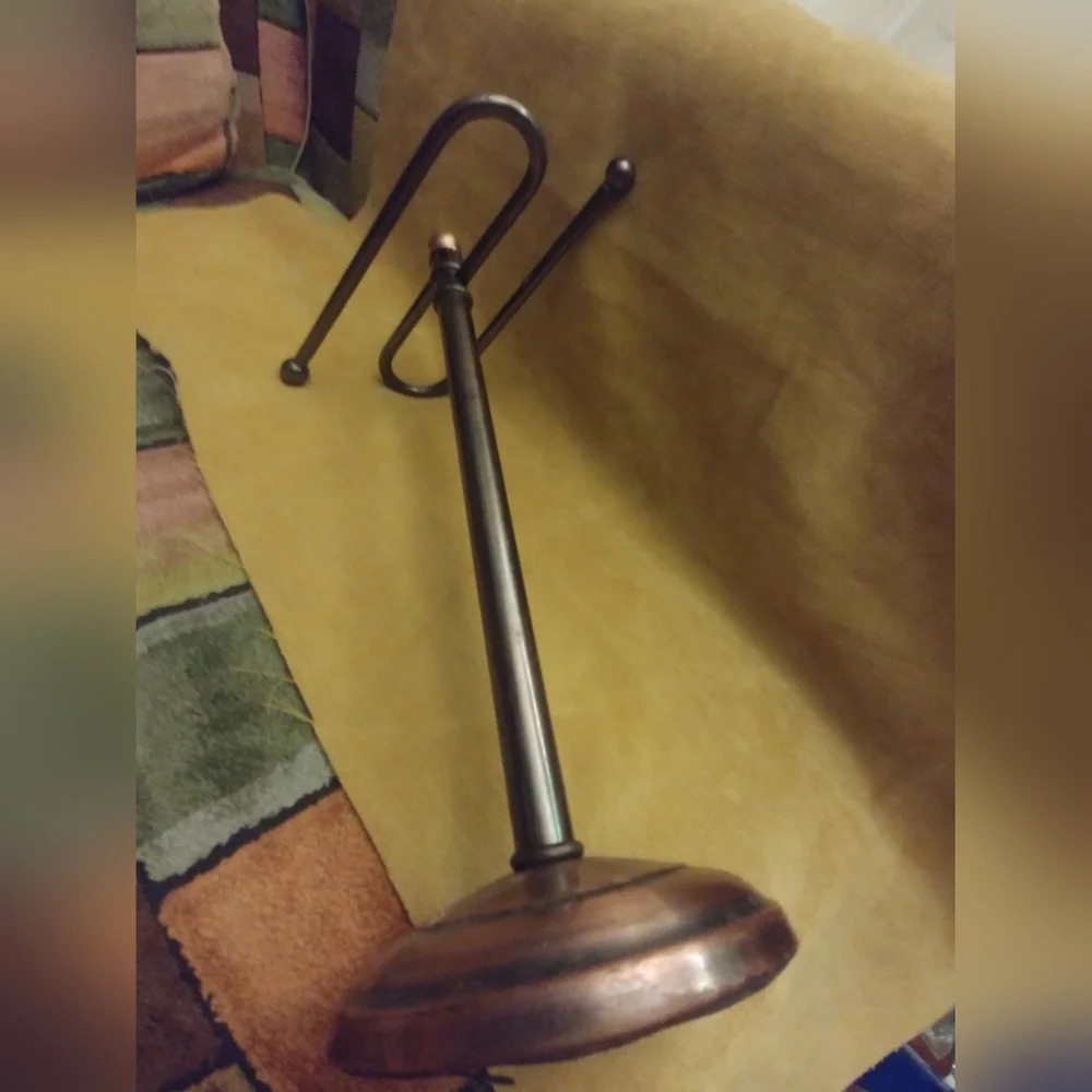 Metallic towel rack
